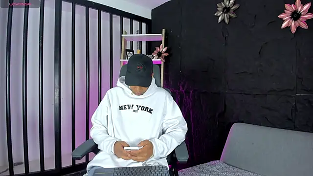 Snapshot of IsaacBlack_ chatting on October 8, 4:06 am IsaacBlack  online show from October 8, 4:06 am