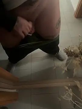 bomber99999 online show from November 17, 1:47 pm