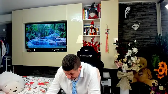 SpartacusDaddy48 online show from April 14, 11:04 pm