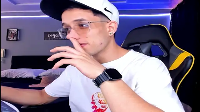 Snapshot of alexgiraldo__ chatting on October 9, 1:16 pm alexgiraldo   online show from October 9, 1:16 pm