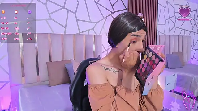 CYRUS TAY online show from April 15, 1:44 pm