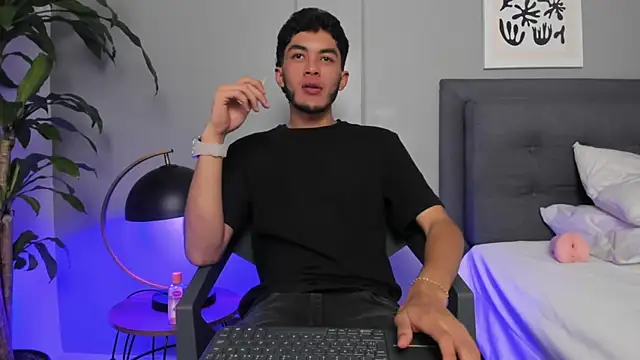 Tylerffoxx online show from May 31, 8:43 pm