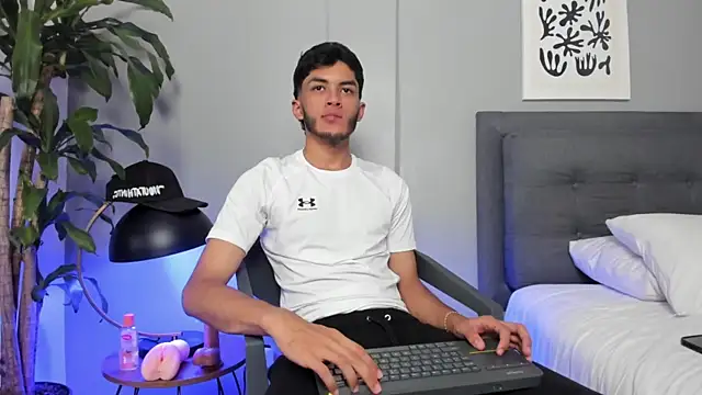 Tylerffoxx online show from July 6, 11:16 pm