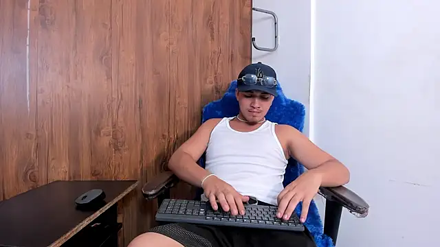 Snapshot of juanmechanic_ chatting on October 5, 3:54 am juanmechanic  online show from October 5, 3:54 am