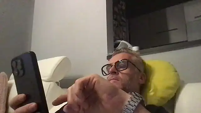 Axl hot online show from May 29, 7:24 pm