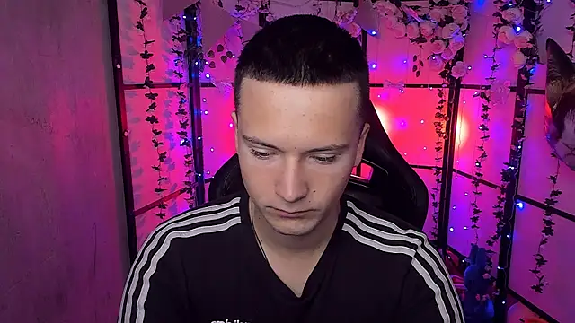 Snapshot of ZackNeal chatting on September 9, 5:40 am ZackNeal online show from September 9, 5:40 am