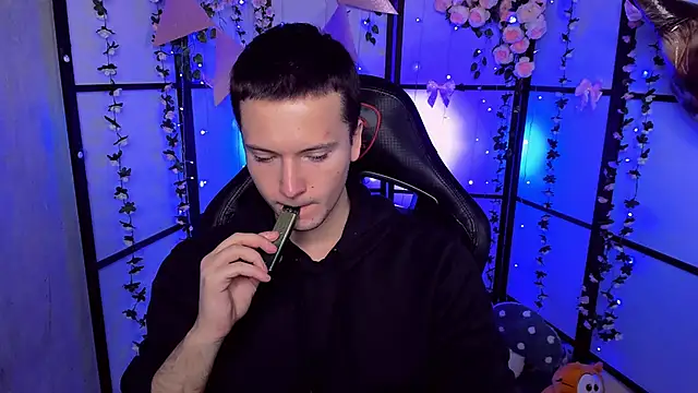 Snapshot of ZackNeal chatting on October 14, 5:47 am ZackNeal online show from October 14, 5:47 am