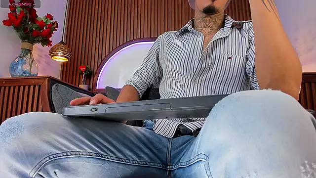 Donovan Desmond online show from November 6, 8:34 pm