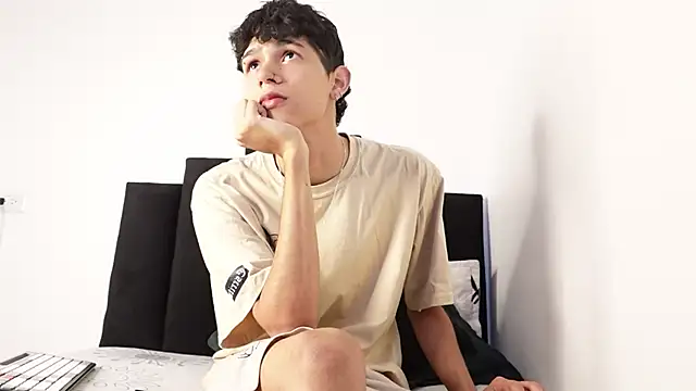 Snapshot of alexmark_ chatting on October 24, 1:35 pm alexmark  online show from October 24, 1:35 pm
