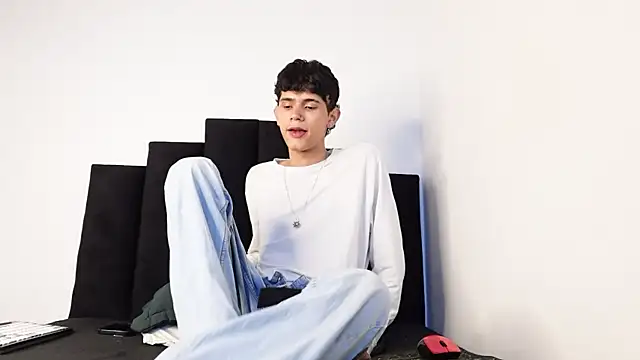 Snapshot of alexmark_ chatting on October 21, 1:47 pm alexmark  online show from October 21, 1:47 pm
