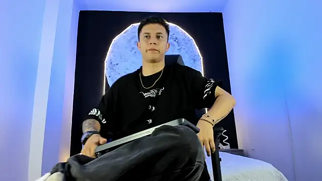 liaamsmiith  online show from November 8, 12:52 pm