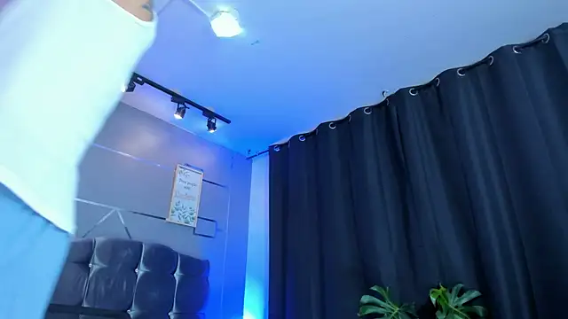 Snapshot of oliver_mr_ chatting on October 20, 8:46 pm oliver mr  online show from October 20, 8:46 pm