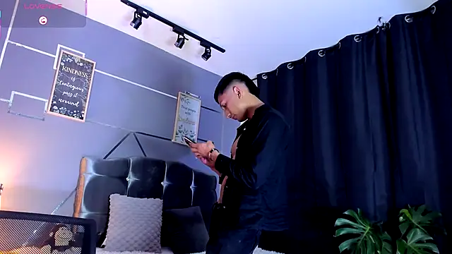 Snapshot of oliver_mr_ chatting on October 3, 8:58 pm oliver mr  online show from October 3, 8:58 pm