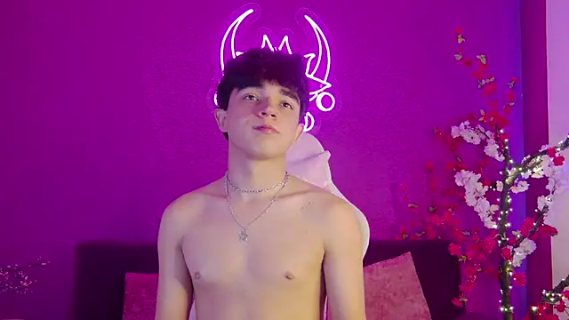 Snapshot of LucaDelart chatting on September 29, 12:46 pm LucaDelart online show from September 29, 12:46 pm