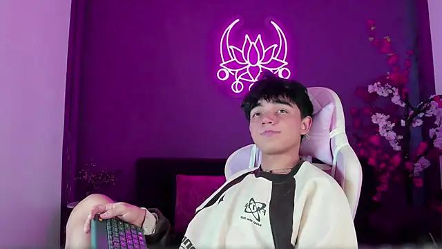 Snapshot of LucaDelart chatting on October 3, 1:16 pm LucaDelart online show from October 3, 1:16 pm