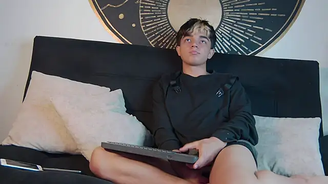 Snapshot of LucaDelart chatting on September 16, 12:17 pm LucaDelart online show from September 16, 12:17 pm