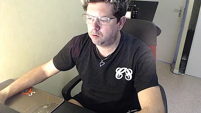 blueandwhite1 online show from December 29, 8:22 am