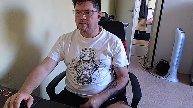 blueandwhite1 online show from October 18, 9:14 am