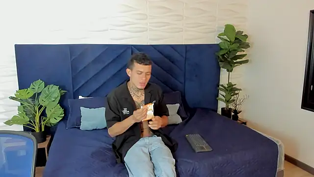 Snapshot of MrJustin_ chatting on October 4, 8:13 pm MrJustin  online show from October 4, 8:13 pm