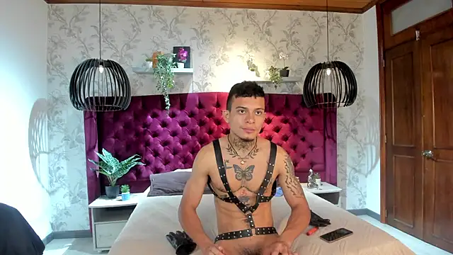 Snapshot of MrJustin_ chatting on October 24, 9:05 pm MrJustin  online show from October 24, 9:05 pm