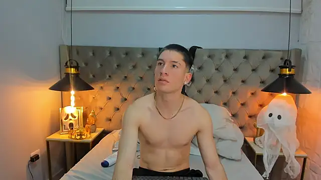 Snapshot of HunterHeat_ chatting on October 4, 8:02 pm HunterHeat  online show from October 4, 8:02 pm