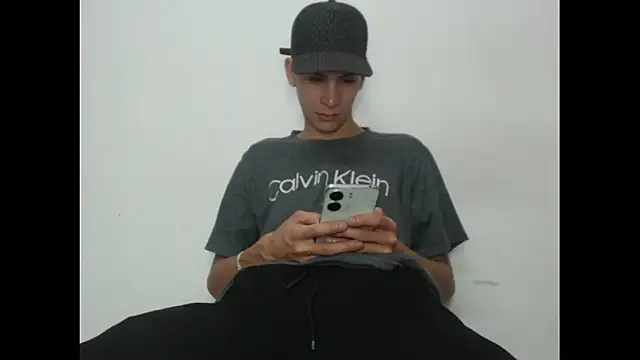 Snapshot of sam_hottt chatting on October 18, 12:15 am sam hottt online show from October 18, 12:15 am