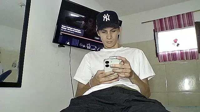 Snapshot of sam_hottt chatting on October 15, 9:33 pm sam hottt online show from October 15, 9:33 pm