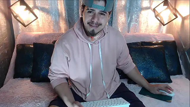 Snapshot of thiago_bos chatting on October 22, 10:52 am thiago bos online show from October 22, 10:52 am