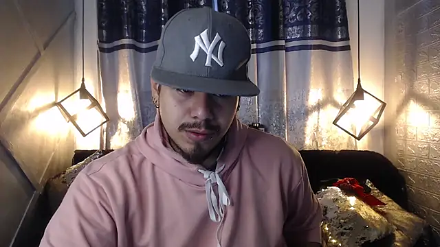 Snapshot of thiago_bos chatting on October 9, 11:04 am thiago bos online show from October 9, 11:04 am