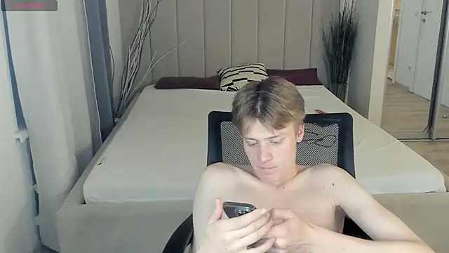Snapshot of LouieEvans chatting on October 21, 11:40 pm LouieEvans online show from October 21, 11:40 pm