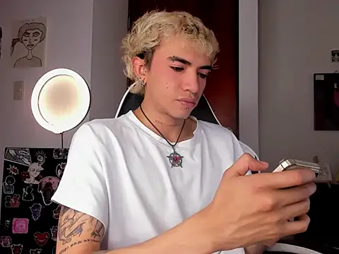 Snapshot of guynextdo0r chatting on October 9, 6:57 pm guynextdo0r online show from October 9, 6:57 pm