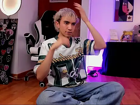 Snapshot of guynextdo0r chatting on October 3, 5:45 am guynextdo0r online show from October 3, 5:45 am