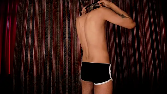 Snapshot of guynextdo0r chatting on October 29, 9:07 pm guynextdo0r online show from October 29, 9:07 pm