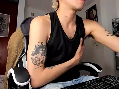 Snapshot of guynextdo0r chatting on September 28, 9:35 pm guynextdo0r online show from September 28, 9:35 pm