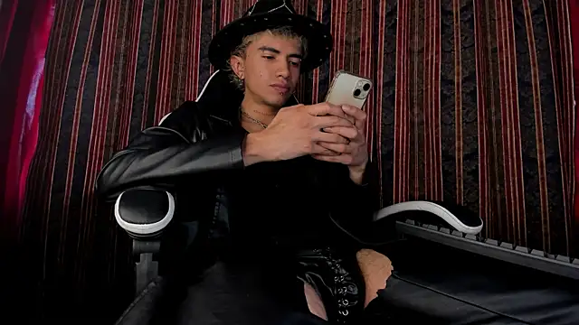 guynextdo0r online show from November 19, 7:58 pm