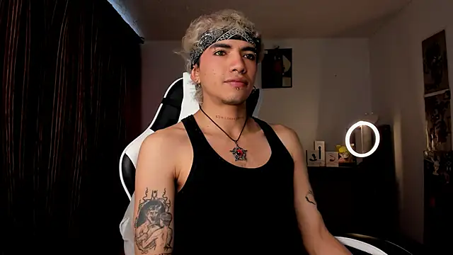 Snapshot of guynextdo0r chatting on October 22, 8:23 pm guynextdo0r online show from October 22, 8:23 pm