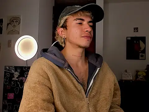 Snapshot of guynextdo0r chatting on October 7, 9:24 am guynextdo0r online show from October 7, 9:24 am