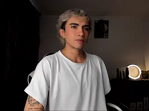 Snapshot of guynextdo0r chatting on October 16, 6:49 pm guynextdo0r online show from October 16, 6:49 pm