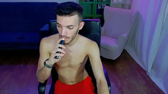 Snapshot of DominicValente chatting on October 25, 5:36 pm DominicValente online show from October 25, 5:36 pm