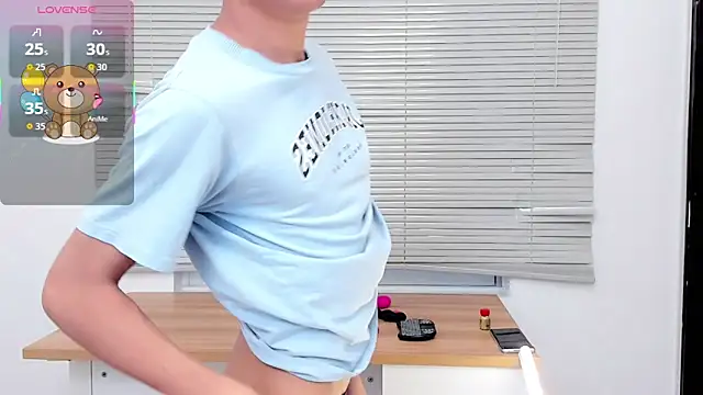 Snapshot of Little_liam chatting on October 4, 8:24 pm Little liam online show from October 4, 8:24 pm