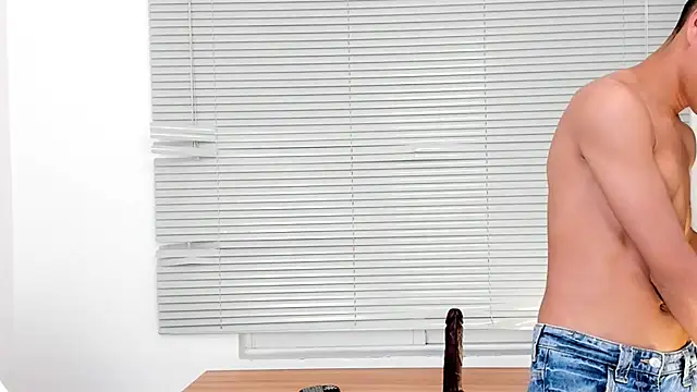 Snapshot of Little_liam chatting on October 18, 7:41 pm Little liam online show from October 18, 7:41 pm