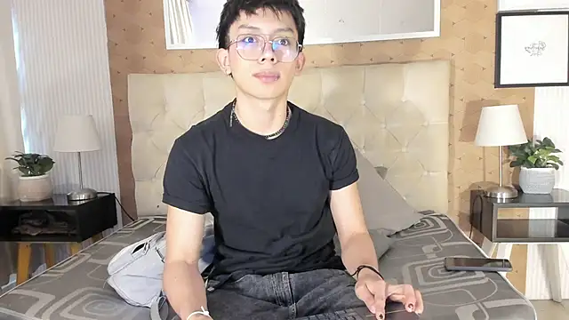 liam twiink online show from November 9, 7:40 pm