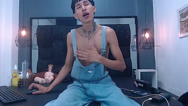 Snapshot of Daniel_delux_ chatting on October 17, 12:42 pm Daniel delux  online show from October 17, 12:42 pm