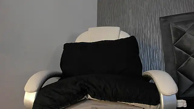 Snapshot of dylan_cross_ chatting on October 13, 12:00 pm dylan cross  online show from October 13, 12:00 pm