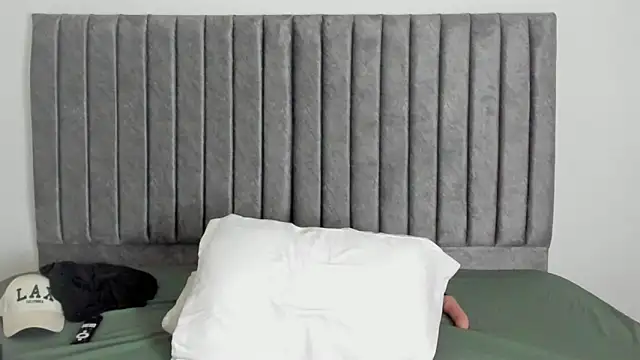 aroncooper1 online show from October 4, 1:16 pm