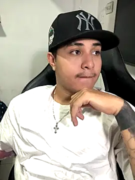 Snapshot of loki32men chatting on October 3, 3:33 am loki32men online show from October 3, 3:33 am