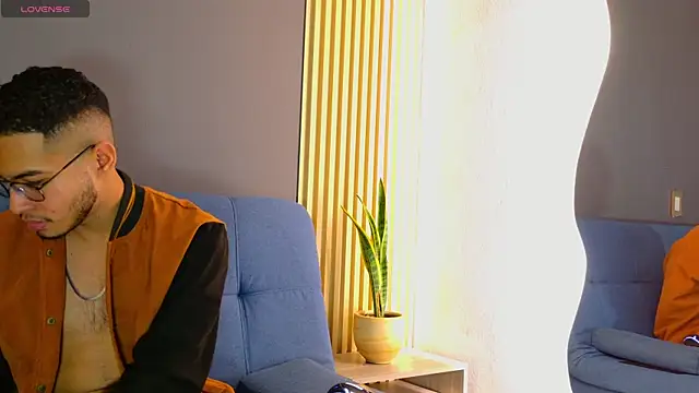 Jaybrown  1 online show from December 3, 9:10 pm