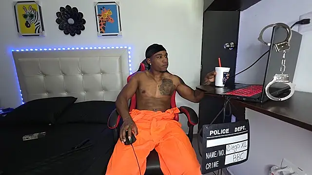 Snapshot of DiegoXL111 chatting on October 4, 4:28 am DiegoXL111 online show from October 4, 4:28 am