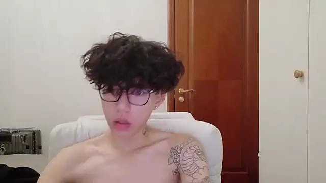 Snapshot of hangzi-0011 chatting on October 11, 11:47 am hangzi-0011 online show from October 11, 11:47 am