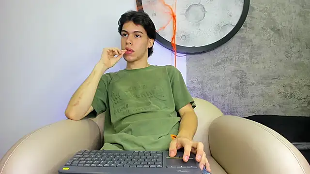 Snapshot of Lucian_grey chatting on October 27, 1:02 pm Lucian grey online show from October 27, 1:02 pm
